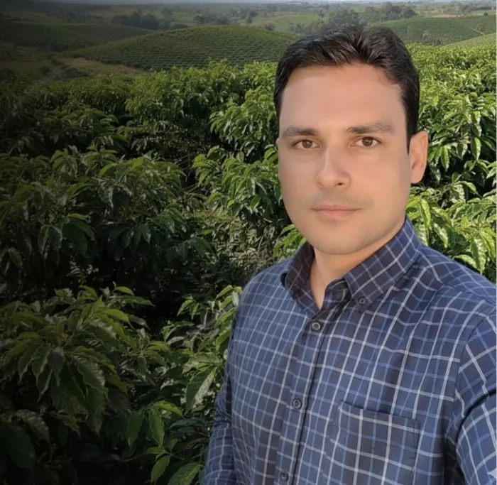 Stéfano Ferreira, advogado e produtor rural, em uma lavoura de café